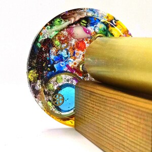 Not just a toy – a work of art! Explore our handcrafted kaleidoscopes, perfect for collectors and dreamers alike. Give a gift that fascinates and inspires! Discover handcrafted kaleidoscopes, made with love and artistry. Shiny handcrafted brass kaleidoscope reflecting light.