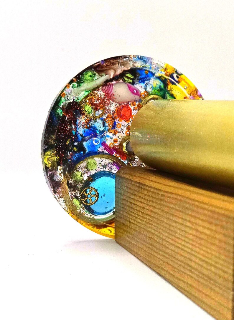 Not just a toy – a work of art! Explore our handcrafted kaleidoscopes, perfect for collectors and dreamers alike. Give a gift that fascinates and inspires! Discover handcrafted kaleidoscopes, made with love and artistry. Shiny handcrafted brass kaleidoscope reflecting light.