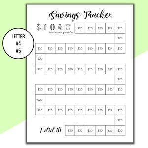 Op de afbeelding: Een zwart-witte printbare spaarplanner met de tekst "Savings Tracker" en "$1040 in een jaar". De planner is verdeeld in 5 rijen met 9 vierkanten, elk gelabeld met "$20". De laatste rij heeft de tekst "Ik heb het gedaan!"