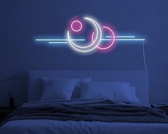 Könnte beinhalten: Ein Wand-Neonschild mit einer weißen Mondsichel und einem kleinen weißen Kreis, die sich mit einem pinkfarbenen Ring überschneiden. Das Design wird durch horizontale blaue Neonlinien akzentuiert, die sich von der Mitte aus nach außen erstrecken.