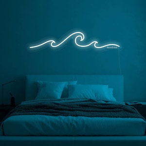 Puede incluir: Un letrero de neón blanco con forma de olas en una pared azul sobre una cama con una manta gris. El letrero dice "NeonEvent".