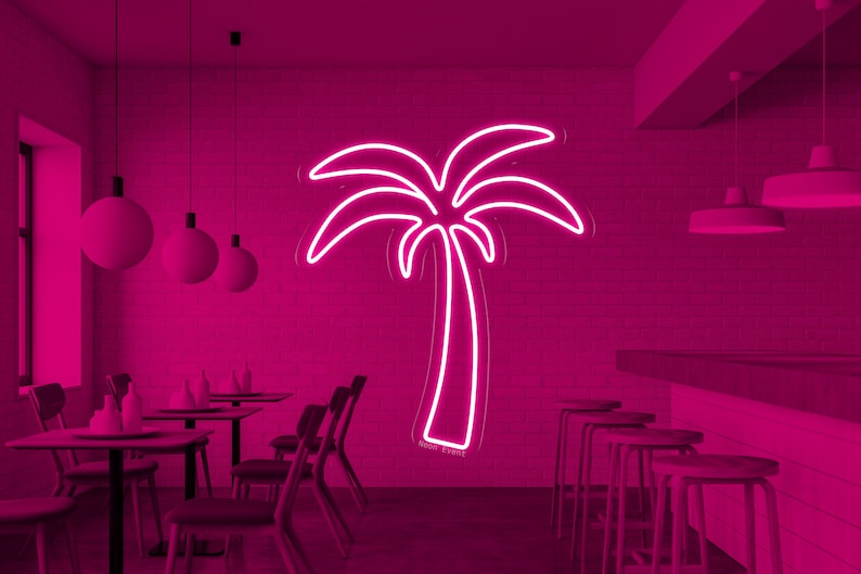 K&ouml;nnte beinhalten: Ein pinkfarbenes Neon-Schild mit einer Palme mit wei&szlig;em Umriss, das an einer pinkfarbenen Wand in einem Restaurant h&auml;ngt. Im Vordergrund befinden sich Tische und St&uuml;hle.