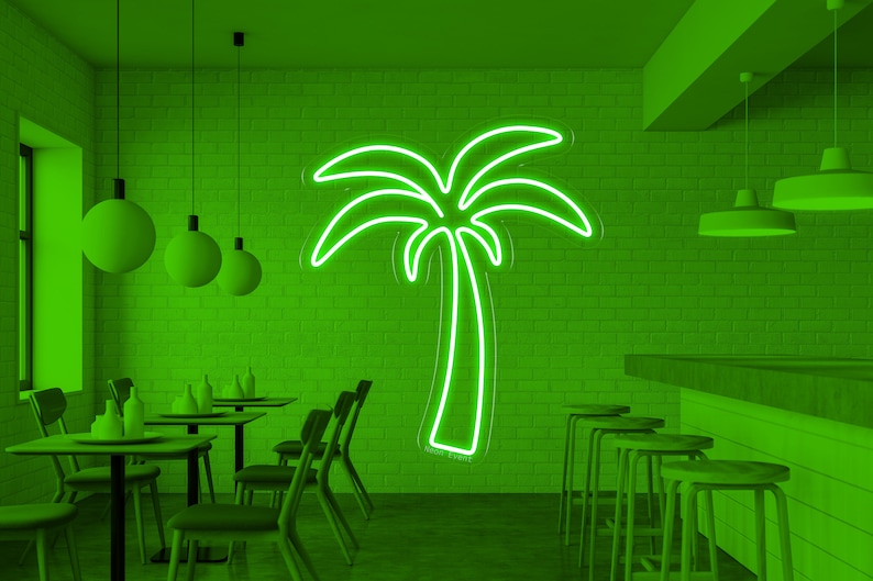 K&ouml;nnte beinhalten: Ein gr&uuml;nes Neon-Palmen-Schild h&auml;ngt an einer Backsteinwand in einem Caf&eacute;. Das Caf&eacute; hat eine Bar mit Hockern und Tische mit St&uuml;hlen. Mehrere gr&uuml;ne Globus-Pendelleuchten h&auml;ngen von der Decke.