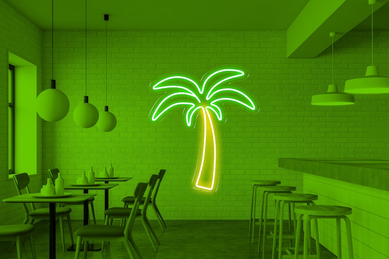 K&ouml;nnte beinhalten: Ein gr&uuml;nes Neon-Palmen-Schild h&auml;ngt an einer Backsteinwand in einem Restaurant. Das Restaurant hat eine Bar mit Hockern und Tische mit St&uuml;hlen.
