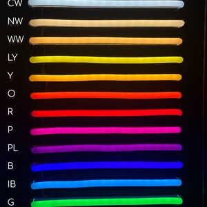 K&ouml;nnte beinhalten: Eine Anzeige von Neonlichtstreifen in verschiedenen Farben, darunter Wei&szlig;, Warmwei&szlig;, Gelb, Orange, Rot, Pink, Lila, Blau, Hellblau und Gr&uuml;n. Die Streifen sind mit Buchstaben beschriftet, darunter CW, NW, WW, LY, Y, O, R, P, PL, B, IB und G.
