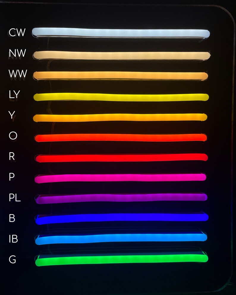 K&ouml;nnte beinhalten: Eine Anzeige von Neonlichtstreifen in verschiedenen Farben, darunter Wei&szlig;, Warmwei&szlig;, Gelb, Orange, Rot, Pink, Lila, Blau, Hellblau und Gr&uuml;n. Die Streifen sind mit Buchstaben beschriftet, darunter CW, NW, WW, LY, Y, O, R, P, PL, B, IB und G.