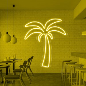 K&ouml;nnte beinhalten: Eine gelbe Backsteinwand mit einem Neon-Palmenbaum-Schild. Von der Decke h&auml;ngen mehrere gelbe Pendelleuchten. Im Vordergrund befinden sich Tische und St&uuml;hle, im Hintergrund eine Theke.