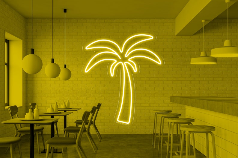 K&ouml;nnte beinhalten: Eine gelbe Backsteinwand mit einem Neon-Palmenbaum-Schild. Von der Decke h&auml;ngen mehrere gelbe Pendelleuchten. Im Vordergrund befinden sich Tische und St&uuml;hle, im Hintergrund eine Theke.