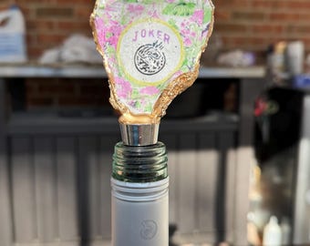 Mahjong Inspired “Joker” Oyster Shell Wine Stopper – Handcrafted Coastal Bar Accessory – Unique Gift for Mahjong Lovers