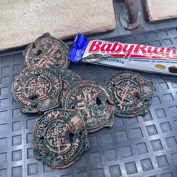 Réplica de la moneda del tesoro de Los Goonies: réplica de un doblón español envejecido.