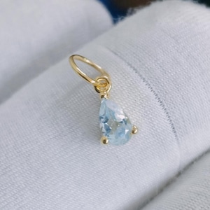 Dijes de aguamarina en forma de pera en oro de 14k: Piedra natal minimalista de marzo