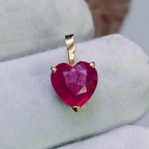 Pingente de coração em ouro 18k com rubi, estilo minimalista.