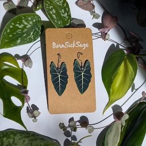 Pendientes hechos a mano con hojas botánicas de Alocasia Frydeck