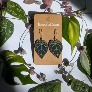 Pendientes artesanales con forma de hoja botánica de Anthurium Crystallinum