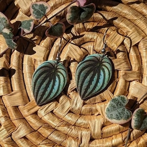 Pendientes hechos a mano con hojas de sandía y peperomia.