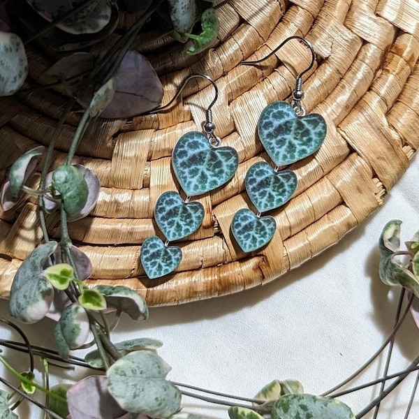 Pendientes artesanales de hojas botánicas con diseño de cadena de corazones