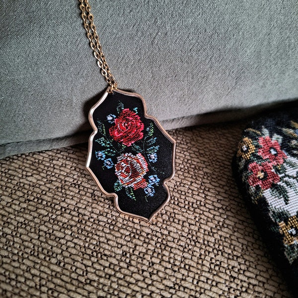 collier de motif floral vintage, collier de fleurs vintage, bijoux floraux antiques, fleurs à l'aiguille