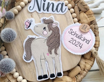 Set Applikation Pferd mit Schmetterling Pony mit Anhänger " Schulkind 2024" für Schultüte inkl. Name Wunschname