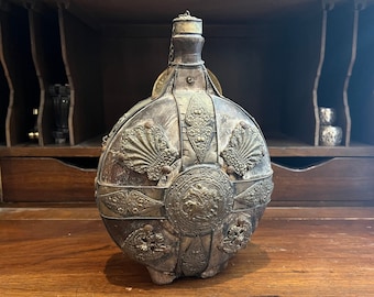 Antiguo matraz de caza de madera revestido de latón alemán