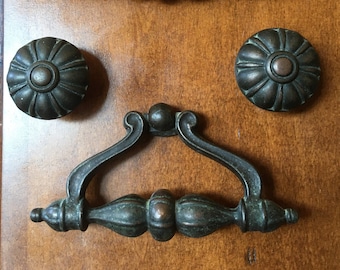 Keeler de bronce antiguo tira y perillas