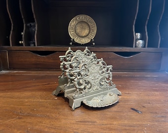 Portacartas de latón antiguo adornado