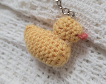 かぎ針編みの赤ちゃんアヒルのキーホルダー | 黄色のゴム製アヒル