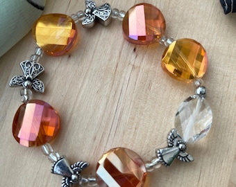 Pulsera de cristal naranja iridiscente: joyería hecha a mano con dije de ángel