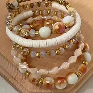 Pulsera de alambre con cuentas y efecto memoria: detalles dorados, estilo boho chic/joyería de primavera.