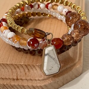 Handgefertigtes Boho Armband aus Memory Wire: Glasperlen & Edelstein Anhänger