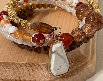 Pulsera de alambre con memoria bohemia hecha a mano: cuentas de vidrio y dije de piedras preciosas