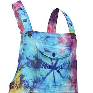 Może przedstawiać: Kompletne spodnie w stylu tie-dye z tęczowym wzorem w odcieniach niebieskiego, żółtego, różowego i fioletowego. Spodnie mają regulowane szelki i dużą kieszeń z przodu.