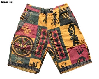 Puede incluir: Shorts de color naranja y verde con estampado geométrico. Los pantalones cortos tienen una cintura de mezclilla y bolsillos.