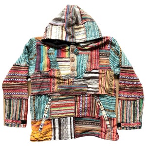 以下が含まれることがあります： フードとボタン留めのネックラインが付いたパッチワークパーカー。ジャケットは、青、赤、黄、茶色の色合いのさまざまなカラフルな生地のパッチが特徴です。袖口はリブ編みです。パーカーは柔らかく快適な素材で作られています。