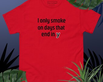 Könnte beinhalten: Rotes T-Shirt mit dem Aufdruck "I only smoke on days that end in y" in Schwarz.