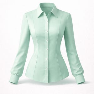 Puede incluir: Camisa abotonada verde claro con mangas largas y corte entallado. La camisa presenta un cuello clásico, puños abotonados y una cintura ajustada. La tela parece lisa y tiene un ligero brillo.