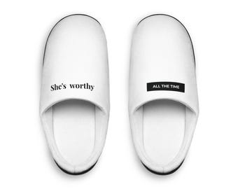 Gemütliche Hausschuhe mit Affirmationsbotschaft für Damen, „Sie ist es wert“, „Schuhe aus dem Weißen Haus“, trendige Plüschhausschuhe, Geschenkidee zur Selbstfürsorge für sie