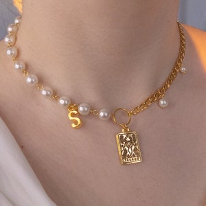Collar con dije inicial personalizado y signo del zodiaco, joyería desigual con cadena de perlas y oro, elegante regalo de cumpleaños de estética vintage de estilo retro