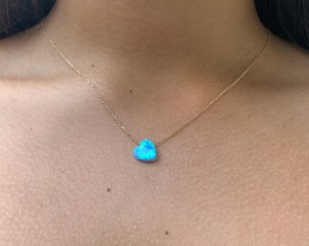 Collar con colgante de corazón de ópalo y plata de ley 925 con baño de oro.