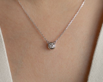 Collier pendentif rond en moissanite certifié VVS1 ~ Collier solitaire en plaqué or blanc 14 carats sur argent sterling ~ Cadeau pour elle