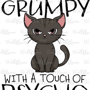 Könnte beinhalten: Eine schwarze Katze mit rosa Ohren sitzt mit einem mürrischen Gesichtsausdruck. Der Text "TODAY'S MOOD GRUMPY WITH A TOUCH OF PSYCHO" ist in Schwarz über und unter der Katze geschrieben.