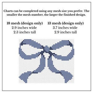 Puede incluir: Un patr&oacute;n de punto de cruz de un lazo azul sobre un fondo blanco. La imagen incluye texto que indica que el dise&ntilde;o mide 7,4 cm de ancho y 5,8 cm de alto para 18 mallas, y 9,4 cm de ancho y 7,4 cm de alto para 13 mallas.