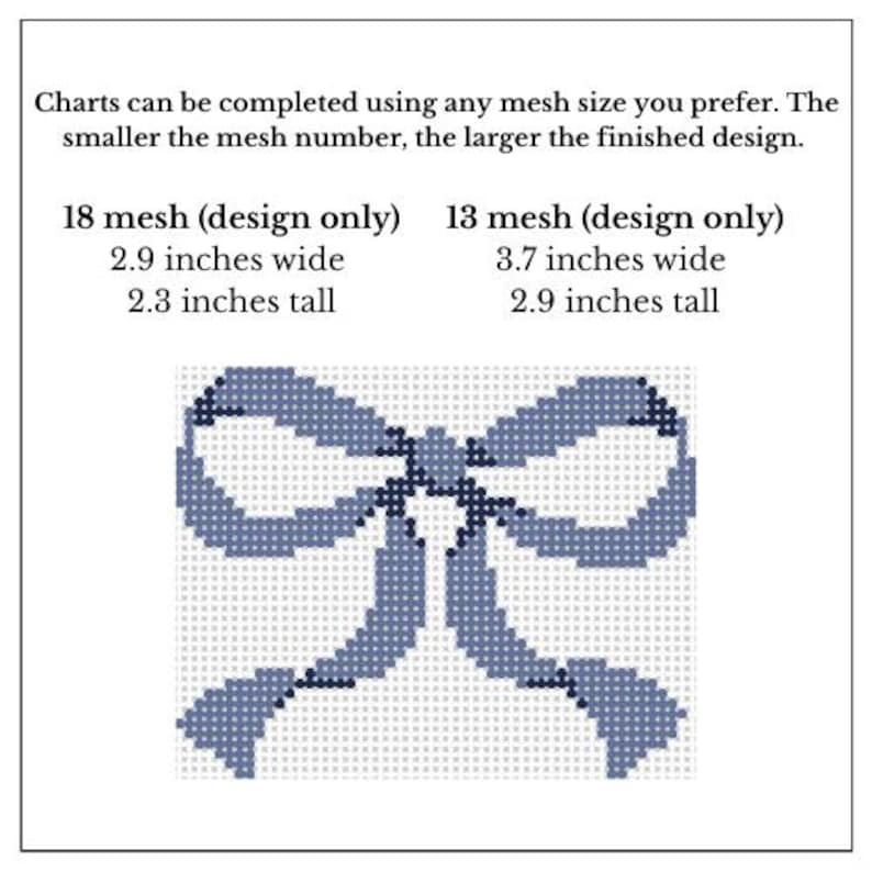 Puede incluir: Un patr&oacute;n de punto de cruz de un lazo azul sobre un fondo blanco. La imagen incluye texto que indica que el dise&ntilde;o mide 7,4 cm de ancho y 5,8 cm de alto para 18 mallas, y 9,4 cm de ancho y 7,4 cm de alto para 13 mallas.