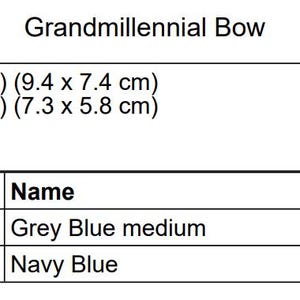 Puede incluir: Un gr&aacute;fico para un proyecto de punto de cruz titulado "Grandmillennial Bow". Incluye recuentos de puntadas, medidas en cm y pulgadas, y una clave de color con n&uacute;meros DMC, nombres y recuentos de puntadas para Grey Blue medium y Navy Blue.