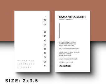 Puede incluir: Una tarjeta de visita blanca con texto negro. La tarjeta presenta el nombre Samantha Smith, Product Manager, y la información de contacto de un estudio de jabón artesanal. El texto "YOURBRAND CO." está orientado verticalmente en el lado izquierdo de la tarjeta.