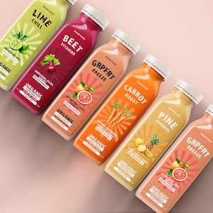 Könnte beinhalten: Sechs Flaschen Bio-Kaltpresssaft in verschiedenen Geschmacksrichtungen, darunter Lime Chill, Beet Vitamins, Grpfrt Breeze, Carrot Boost und Pine Paradise. Jede Flasche hat einen weißen Deckel und ein Etikett mit dem Markennamen und der Geschmacksbeschreibung. Die Flaschen sind 355 ml.