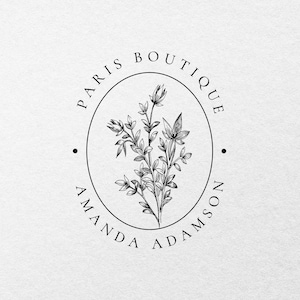 Puede incluir: Dise&ntilde;o de logotipo en blanco y negro para una boutique llamada "Paris Boutique Amanda Adamson". El logotipo presenta un marco circular con el texto alrededor del exterior y un dise&ntilde;o floral dentro del c&iacute;rculo.