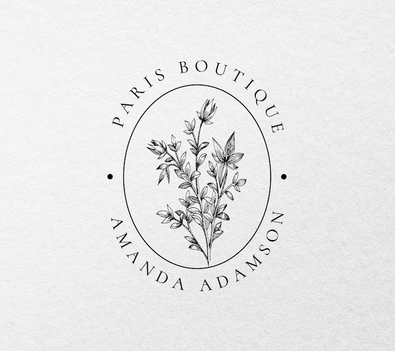 Puede incluir: Dise&ntilde;o de logotipo en blanco y negro para una boutique llamada "Paris Boutique Amanda Adamson". El logotipo presenta un marco circular con el texto alrededor del exterior y un dise&ntilde;o floral dentro del c&iacute;rculo.