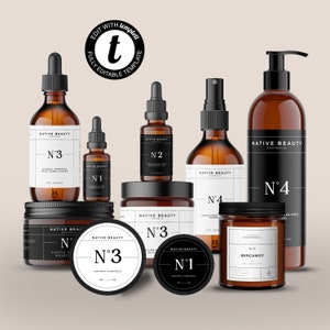 K&ouml;nnte beinhalten: Eine Sammlung von bernsteinfarbenen Glasflaschen und -gl&auml;sern mit schwarzen Etiketten und wei&szlig;em Text. Die Produkte sind mit "Native Beauty" gekennzeichnet und umfassen ein Shampoo, eine Sp&uuml;lung, eine K&ouml;rperlotion, ein &auml;therisches &Ouml;l und eine Kerze. Die Kerze ist mit "Bergamot" gekennzeichnet und hat einen schwarzen Deckel.