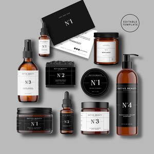 K&ouml;nnte beinhalten: Eine Sammlung brauner Glasflaschen mit schwarzen Etiketten und wei&szlig;em Text. Die Flaschen enthalten verschiedene Sch&ouml;nheitsprodukte, darunter Feuchtigkeitscreme, Shampoo und K&ouml;rperpeeling. Die Produkte sind mit den Nummern 1 bis 4 gekennzeichnet. Der Text auf den Etiketten lautet "Native Beauty" und "Australien".