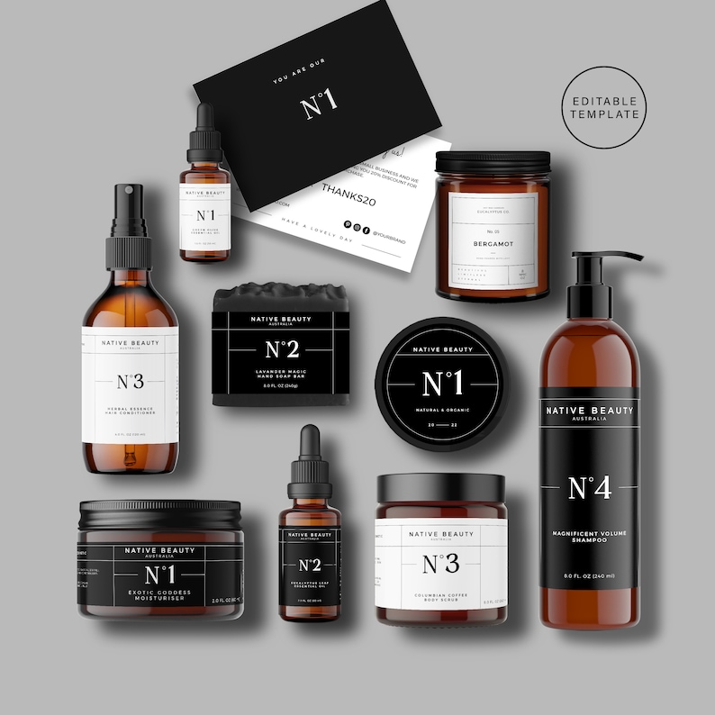 K&ouml;nnte beinhalten: Eine Sammlung brauner Glasflaschen mit schwarzen Etiketten und wei&szlig;em Text. Die Flaschen enthalten verschiedene Sch&ouml;nheitsprodukte, darunter Feuchtigkeitscreme, Shampoo und K&ouml;rperpeeling. Die Produkte sind mit den Nummern 1 bis 4 gekennzeichnet. Der Text auf den Etiketten lautet "Native Beauty" und "Australien".